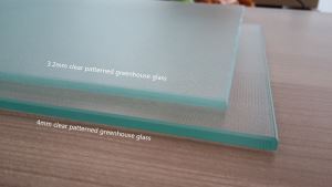 Skaidrus stiklas raštuotas šiltnamio efektą sukeliančių