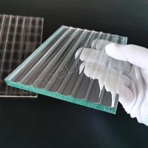 Skaidrus ir mažai geležies Moru raštuotas stiklas