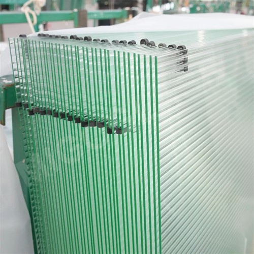 Dekoratyvinis stiklas vonios kambariams