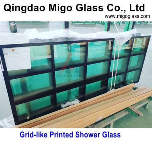 Matinės juodo tinklelio dušo stiklo durys